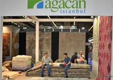 Even bijkomen... Als je als bezoeker het onderste tapijt wilde zien, dan boden deze twee mannen uitkomst. Agacan Istanbul is een tapijtproducent in Turkije die jaarlijks meer dan 30.000 m2 tapijt fabriceert.
